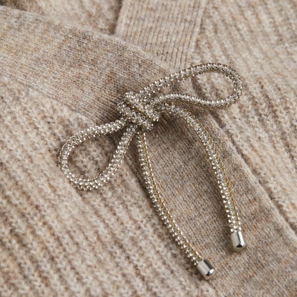 💥LAST ONE💥 NWT H&M Rhinestone bow cardigan in taupe - Picture 2 of 6